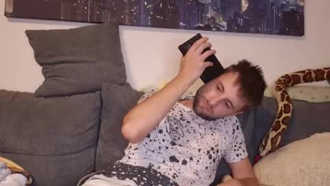 julia_official online show from November 6, 5:47 pm