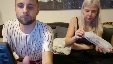 julia_official online show from November 29, 9:18 pm