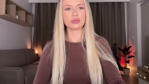 Snapshot of julia_rle chatting on October 1, 10:49 pm Julia R Le online show from October 1, 10:49 pm