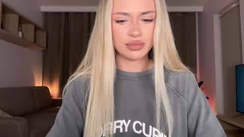 Snapshot of julia_rle chatting on October 13, 7:47 pm Julia R Le online show from October 13, 7:47 pm