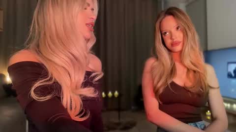 Snapshot of julia_rle chatting on October 21, 10:43 pm Julia R Le online show from October 21, 10:43 pm