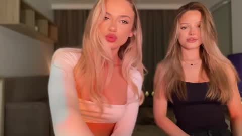 Snapshot of julia_rle chatting on October 23, 7:01 pm Julia R Le online show from October 23, 7:01 pm