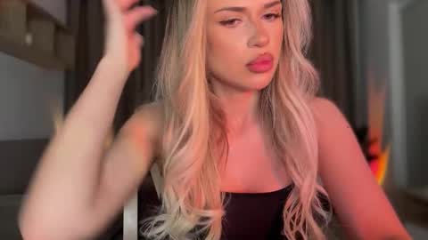 Snapshot of julia_rle chatting on November 17, 11:10 pm Julia R Le online show from November 17, 11:10 pm