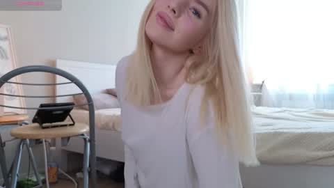 Snapshot of juliacontrol chatting on December 8, 6:11 am Molly online show from December 8, 6:11 am