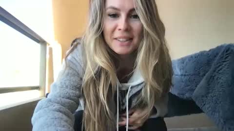 Snapshot of julialemilf chatting on April 18, 8:18 am julialemilf online show from April 18, 8:18 am