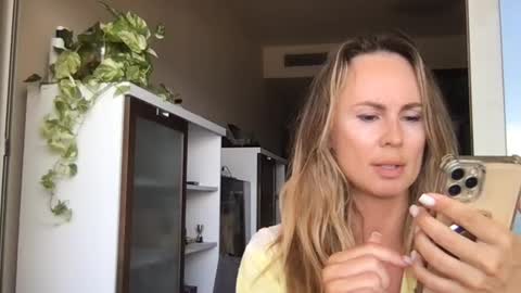 Snapshot of julialemilf chatting on June 16, 10:51 am julialemilf online show from June 16, 10:51 am