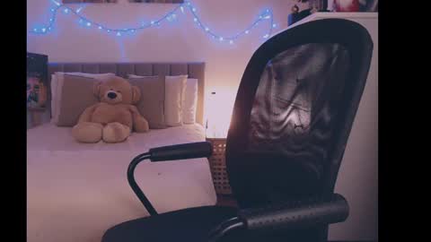 julialiones online show from December 17, 6:09 pm