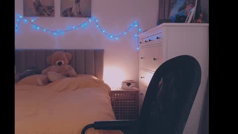 julialiones online show from March 12, 7:28 pm