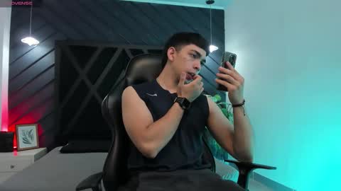 Snapshot of julian_mercier chatting on January 12, 11:26 am JULIAN online show from January 12, 11:26 am