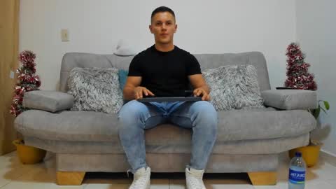 julian_wallace online show from December 19, 2:23 am