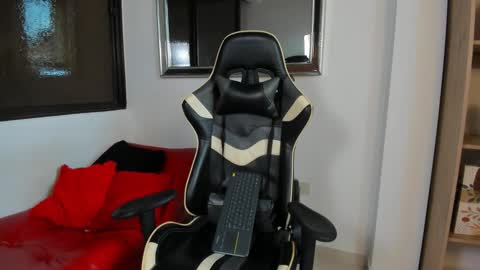 julian_wallace online show from March 8, 10:02 pm