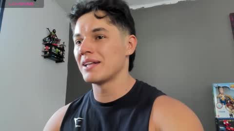 julian_wallace1 online show from May 20, 7:20 pm
