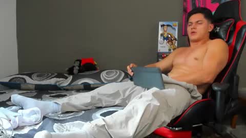 julian_wallace1 online show from May 21, 5:09 pm