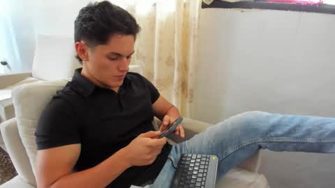 julian_wallace1 online show from May 26, 6:15 pm