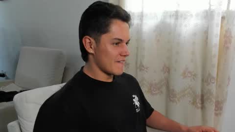 julian_wallace1 online show from May 30, 6:05 pm