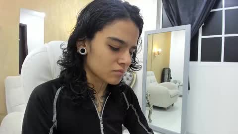 julianne_7 online show from December 22, 12:35 pm