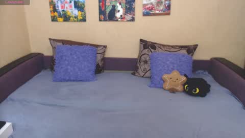 Snapshot of juliasane_ chatting on April 17, 9:01 am Jul online show from April 17, 9:01 am