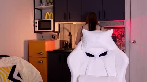 julidropp online show from December 3, 6:06 pm