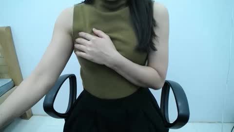 julie9x online show from December 18, 8:59 pm