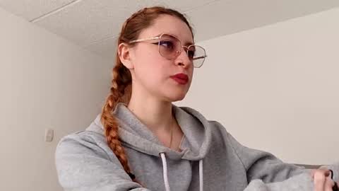 Snapshot of julie_autmn_ chatting on February 26, 6:07 pm yules online show from February 26, 6:07 pm