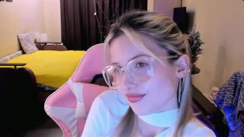 Julie online show from December 4, 2:04 pm