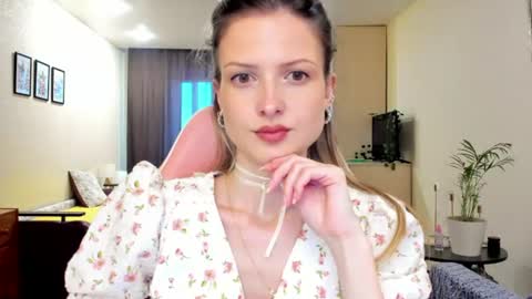 Julie online show from June 16, 2:19 pm
