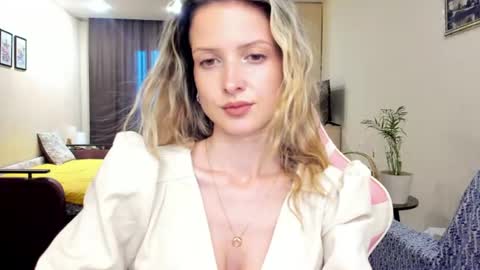 Julie online show from June 20, 2:42 pm