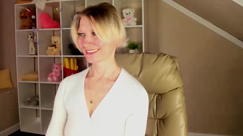 Julie Lucasss online show from March 13, 12:50 am
