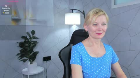 Snapshot of julie_lucasss chatting on June 3, 12:24 am Julie Lucasss online show from June 3, 12:24 am