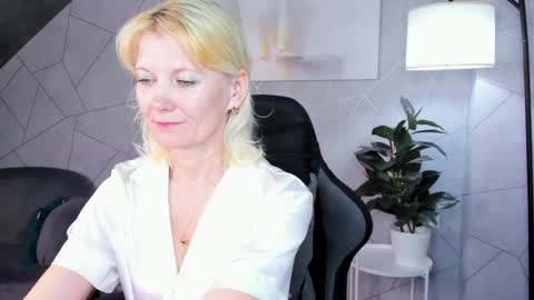 Snapshot of julie_lucasss chatting on June 4, 12:16 am Julie Lucasss online show from June 4, 12:16 am
