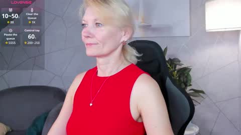 Snapshot of julie_lucasss chatting on June 22, 11:57 pm Julie Lucasss online show from June 22, 11:57 pm