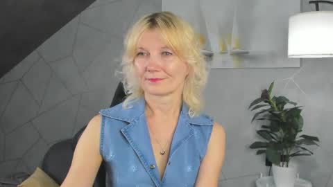 Snapshot of julie_lucasss chatting on June 25, 12:21 am Julie Lucasss online show from June 25, 12:21 am