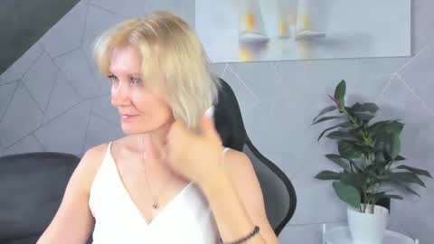 Snapshot of julie_lucasss chatting on July 13, 12:02 am Julie Lucasss online show from July 13, 12:02 am