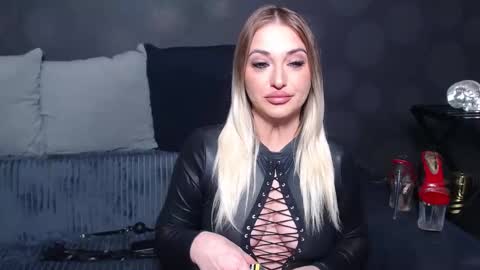 julia online show from March 25, 10:49 pm