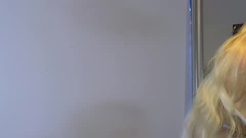 Julia online show from December 19, 8:38 pm