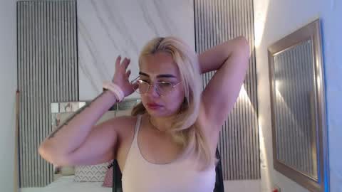 Snapshot of julieta__fox_ chatting on June 9, 3:23 pm julieta__fox_ online show from June 9, 3:23 pm