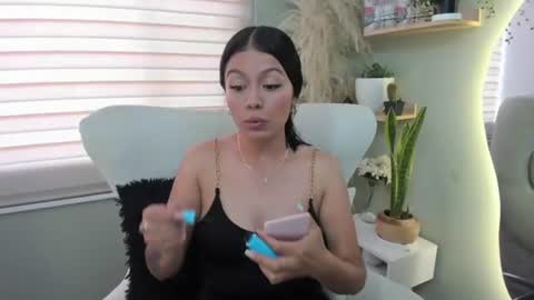 Snapshot of julieta_evans_1 chatting on June 25, 9:30 pm Julieta online show from June 25, 9:30 pm