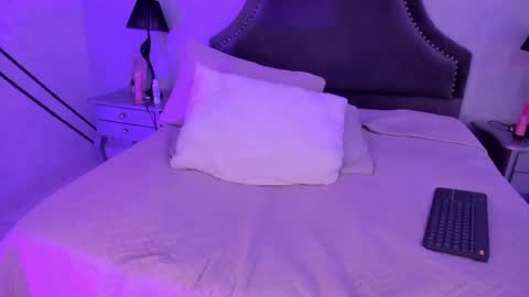 julietakane online show from December 5, 8:55 pm