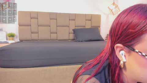 Snapshot of julieth_rojas chatting on February 25, 4:11 am julieth_rojas online show from February 25, 4:11 am