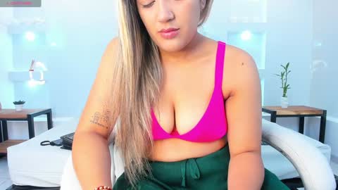 Snapshot of julietha_taylor chatting on January 13, 3:45 am Julietha online show from January 13, 3:45 am