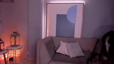 Juliette Moreau online show from April 17, 7:17 pm