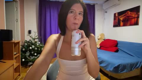 Snapshot of julietterosie chatting on December 16, 11:37 am Rose online show from December 16, 11:37 am