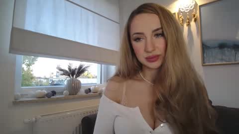Snapshot of juliettesensual chatting on October 19, 3:23 pm JulietteSensual online show from October 19, 3:23 pm