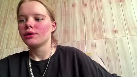 Snapshot of juligwartney chatting on June 19, 3:27 pm Malin online show from June 19, 3:27 pm