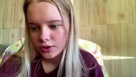 Snapshot of juligwartney chatting on June 24, 3:22 pm Malin online show from June 24, 3:22 pm