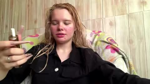 Snapshot of juligwartney chatting on July 6, 6:21 am Malin online show from July 6, 6:21 am