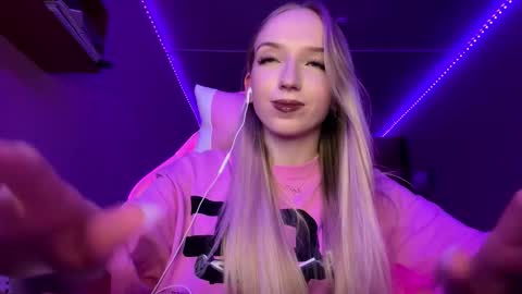 Snapshot of julissariecke chatting on October 4, 4:38 pm Sofie online show from October 4, 4:38 pm