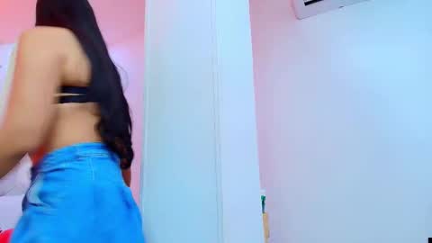 Snapshot of jullietareyes chatting on February 13, 12:01 pm Julieta Reyes online show from February 13, 12:01 pm