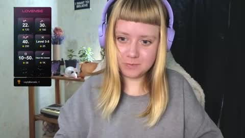 Snapshot of june_shy0 chatting on September 27, 7:24 am June online show from September 27, 7:24 am