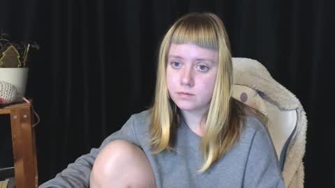 Snapshot of june_shy0 chatting on November 20, 7:52 am June online show from November 20, 7:52 am